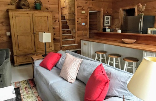 Weatogue Casa | BEAUTIFUL 4-SEASON RENTAL DIRECTLY ON TWIN LAKES