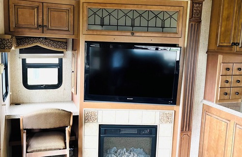 Plainwell Casa | Beautiful 40’ RV in a small park 100’ from a all sports lake.