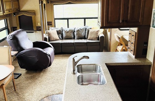 Plainwell Casa | Beautiful 40’ RV in a small park 100’ from a all sports lake.