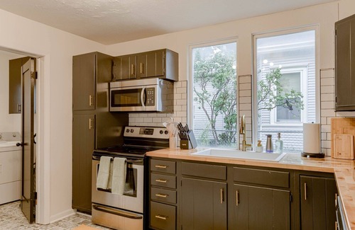 Bethany Casa | Beautiful 4bd with Contemporary Interior upstairs unit