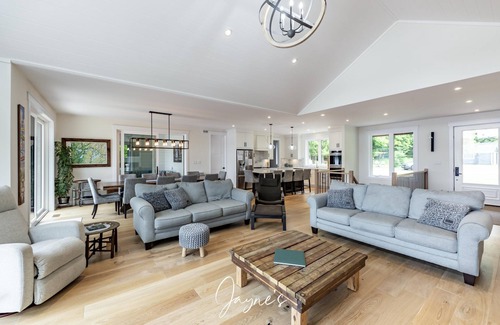 Lake of Bays Cabaña | Beautiful 5 bed 3 bath cottage on Lake of Bays