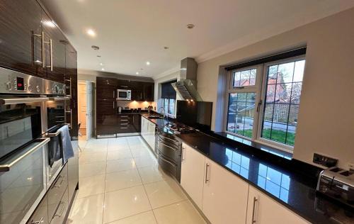Binfield Casa | Beautiful 5 Bed 3 Bathroom Detached Family Home 8