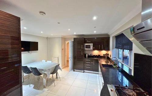 Binfield Casa | Beautiful 5 Bed 3 Bathroom Detached Family Home 8