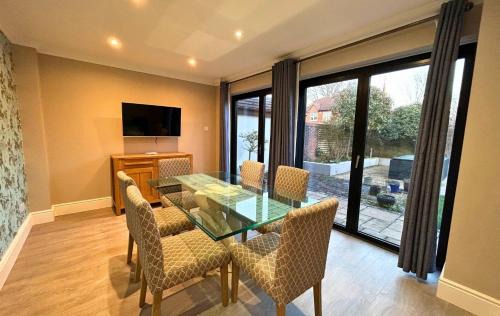 Binfield Casa | Beautiful 5 Bed 3 Bathroom Detached Family Home 8
