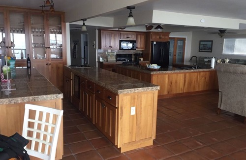 Nice Casa | Beautiful 5 Bedroom, 3 bath waterfront home on Clearlake w/private hot tub