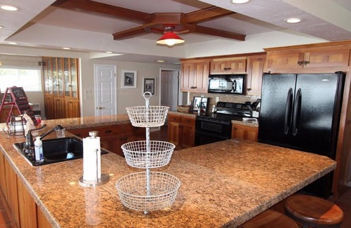 Nice Casa | Beautiful 5 Bedroom, 3 bath waterfront home on Clearlake w/private hot tub