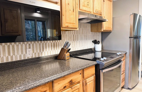 Chugiak Casa | Beautiful 5-Bedroom Bungalow in the Woods - Mountain + Lake Views