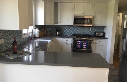 Tom Nevers Casa | Gilligan's Island - ¡Hermosa casa amigable para perros 5BR en Tom Nevers!