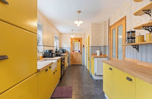 Aylesbury Casa | Beautiful 5 Bedroom House with free parking,penn rd