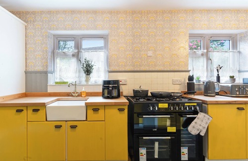 Aylesbury Casa | Beautiful 5 Bedroom House with free parking,penn rd