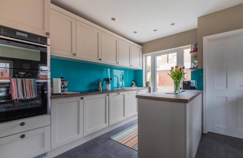 Cyncoed Casa | Beautiful 5 bedroom House in smart suburb. Close to beautiful Lake & Parkland.