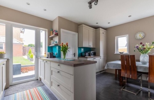 Cyncoed Casa | Beautiful 5 bedroom House in smart suburb. Close to beautiful Lake & Parkland.