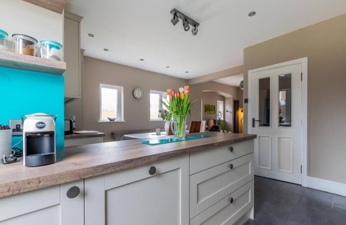 Cyncoed Casa | Beautiful 5 bedroom House in smart suburb. Close to beautiful Lake & Parkland.