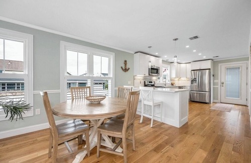 Seabrook Casa | Beautiful 5-bedroom house Steps to Seabrook beach!