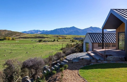 Jacks Point Casa | Beautiful 5 Bedroom home with rural views