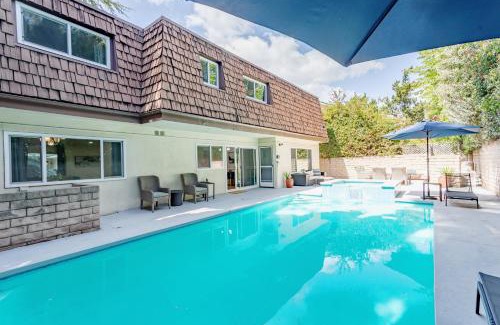 Sherman Oaks Casa | Beautiful 5 bedroom sleeps16 pool Universal