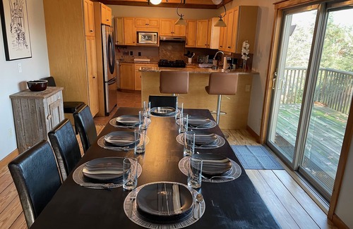 Putney Casa | Beautiful 5-Bedroom Upscale Country Home With Home Theater