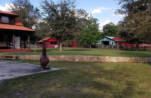 St. Cloud Cabina | Hermosa cabaña de 5 dormitorios en 100 acres con piscina, cerca de Orlando