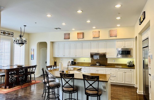 Simi Valley Casa | Beautiful 5 bedroom 5 bathroom home with pool and spa!