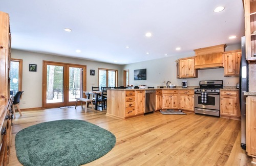 St Germain Casa | Beautiful 5 bedroom with lake side gazebo and hot tub!