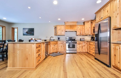 St Germain Casa | Beautiful 5 bedroom with lake side gazebo and hot tub!