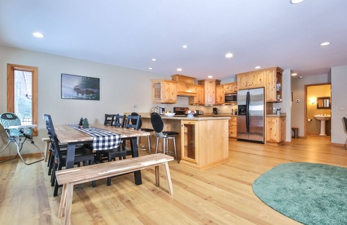 St Germain Casa | Beautiful 5 bedroom with lake side gazebo and hot tub!
