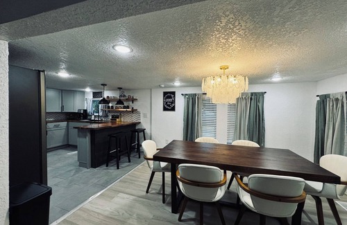 Coldwater Casa | BEAUTIFUL 5-bedroom2.5 bath home in DOWNTOWN! Minutes from shops & restaurants.