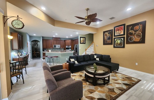 Plymouth Casa | Grandes grupos de bienvenida, CERCA de Wekiva Springs, Orlando, Disney, Universal & Antiques.
