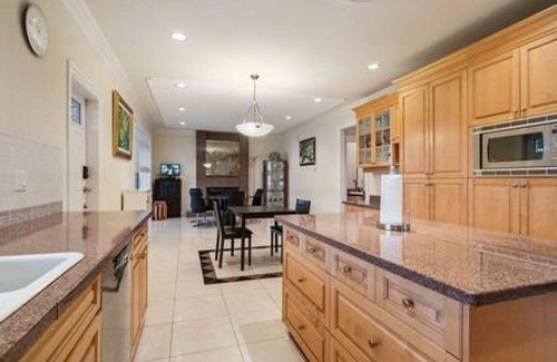 Oakridge Casa | Beautiful 6 BD House in a Desirable Neighborhood