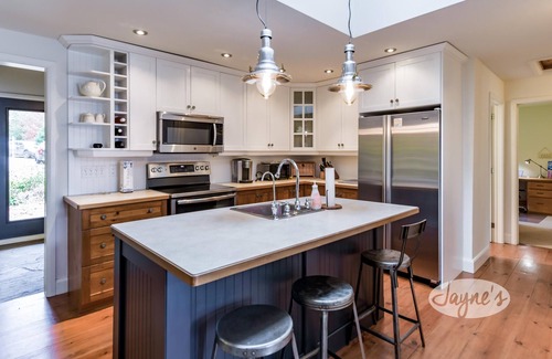 Muskoka Lakes Cabaña | Beautiful 6 bed, 3 bath on Lake Muskoka, All Season! Sun all Day! Sand Beach!