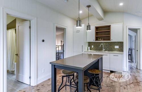 Muskoka Lakes Cabaña | Beautiful 6 bed, 3 bath on Lake Muskoka, All Season! Sun all Day! Sand Beach!