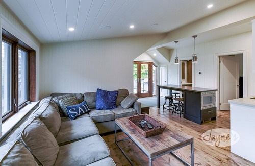 Muskoka Lakes Cabaña | Beautiful 6 bed, 3 bath on Lake Muskoka, All Season! Sun all Day! Sand Beach!