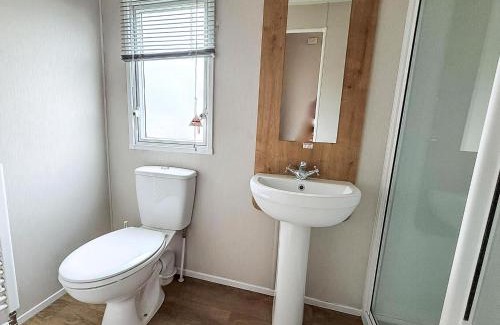 Pakefield Otro | Beautiful 6 Berth Caravan With Stunning Sea Views In Suffolk Ref 68029Cr