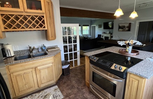 Pittsfield Casa | Big Beautiful, Walk to Lake, 8 habitaciones, bañera de hidromasaje, chimenea y mesa de billar
