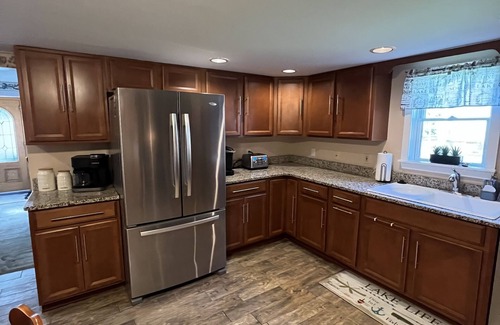 Pittsfield Casa | Big Beautiful, Walk to Lake, 8 habitaciones, bañera de hidromasaje, chimenea y mesa de billar