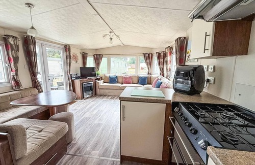 Hopton Casa | Beautiful 8 berth caravan with decking at Caldecott Park, Norfolk ref 91046C
