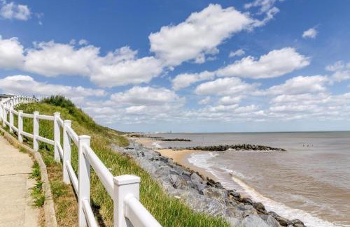 Hopton on Sea Otro | Beautiful 8 Berth Caravan With Decking At Hopton Holiday Village Ref 80016W