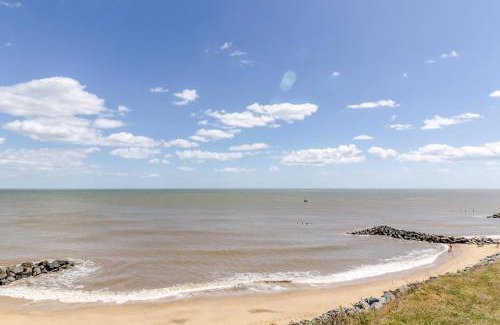 Hopton on Sea Otro | Beautiful 8 Berth Caravan With Decking At Hopton Holiday Village Ref 80016W