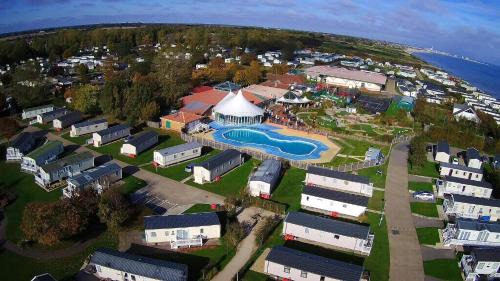 Hopton on Sea Otro | Beautiful 8 Berth Caravan With Decking At Hopton Holiday Village Ref 80016W
