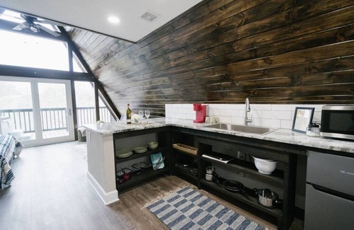 New Braunfels Cabina | Beautiful A-Frame with Private Deck w/ Upgraded Jacuzzi and Incredible View!