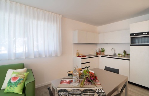 Lignano Sabbiadoro Apartamento | Precioso apartamento para 4 personas con A/C, WIFI, TV, balcón, mascotas permitida y aparcamiento