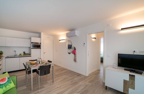 Lignano Sabbiadoro Apartamento | Precioso apartamento para 4 personas con A/C, WIFI, TV, balcón, mascotas permitida y aparcamiento
