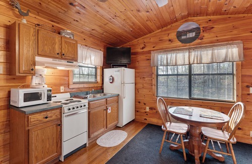 Sevierville Cabina | Hermosa, asequible, cabaña cerca de Pigeon Forge para parejas.