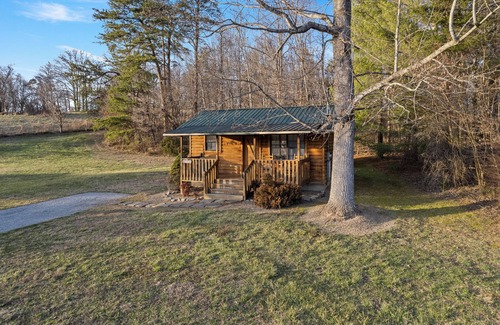 Sevierville Cabina | Hermosa, asequible, cabaña cerca de Pigeon Forge para parejas.