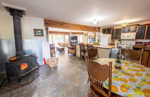 Moonbeam Cabaña | Beautiful All Season Cottage on Remi Lake