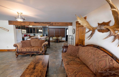 Moonbeam Cabaña | Beautiful All Season Cottage on Remi Lake