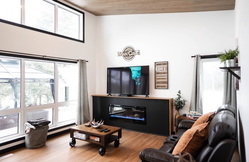 Reynolds Cabina | Beautiful and Bright Riverfront Cabin
