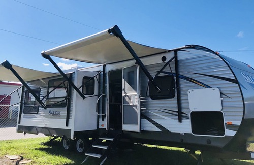 Okeechobee Casa | Beautiful and Clean 2019 Forest River Salem 27RE