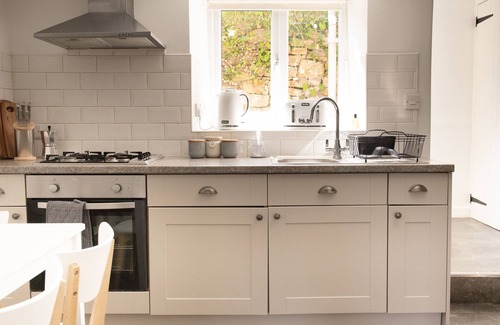 Batheaston Cabaña | Beautiful and cosy 2-bedroom (sleeps 5) cottage close to heritage city Bath Spa