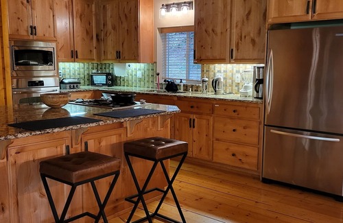 East Lake Hills Cabina | Beautiful and cozy log cabin with fireplace in Bellevue WA